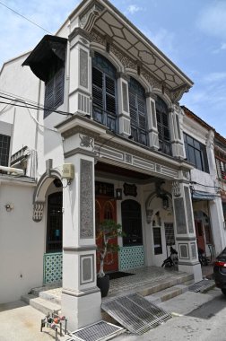 Georgetown, Penang Malezya - 13 Mayıs 2022: Georgetown Penang Klanı Jetties, Malezya. Penang Çin topluluğunun farklı klanları tarafından deniz kıyısında tahta kalelere inşa edilmiş ahşap köyler..