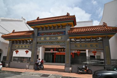 Georgetown, Penang Malezya - 13 Mayıs 2022: Georgetown Penang Klanı Jetties, Malezya. Penang Çin topluluğunun farklı klanları tarafından deniz kıyısında tahta kalelere inşa edilmiş ahşap köyler..