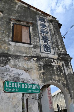 Georgetown, Penang Malezya - 13 Mayıs 2022: Georgetown Penang Klanı Jetties, Malezya. Penang Çin topluluğunun farklı klanları tarafından deniz kıyısında tahta kalelere inşa edilmiş ahşap köyler..