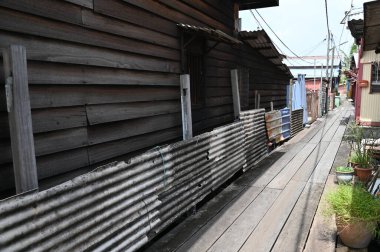 Georgetown, Penang Malezya - 13 Mayıs 2022: Georgetown Penang Klanı Jetties, Malezya. Penang Çin topluluğunun farklı klanları tarafından deniz kıyısında tahta kalelere inşa edilmiş ahşap köyler..