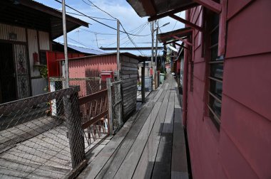 Georgetown, Penang Malezya - 13 Mayıs 2022: Georgetown Penang Klanı Jetties, Malezya. Penang Çin topluluğunun farklı klanları tarafından deniz kıyısında tahta kalelere inşa edilmiş ahşap köyler..