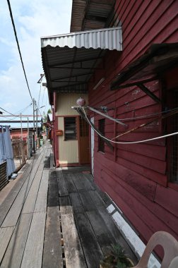 Georgetown, Penang Malezya - 13 Mayıs 2022: Georgetown Penang Klanı Jetties, Malezya. Penang Çin topluluğunun farklı klanları tarafından deniz kıyısında tahta kalelere inşa edilmiş ahşap köyler..