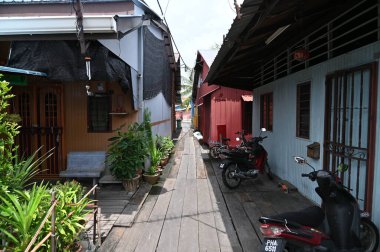Georgetown, Penang Malezya - 13 Mayıs 2022: Georgetown Penang Klanı Jetties, Malezya. Penang Çin topluluğunun farklı klanları tarafından deniz kıyısında tahta kalelere inşa edilmiş ahşap köyler..