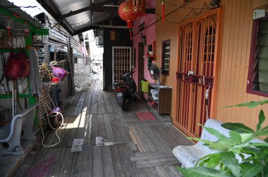 Georgetown, Penang Malezya - 13 Mayıs 2022: Georgetown Penang Klanı Jetties, Malezya. Penang Çin topluluğunun farklı klanları tarafından deniz kıyısında tahta kalelere inşa edilmiş ahşap köyler..