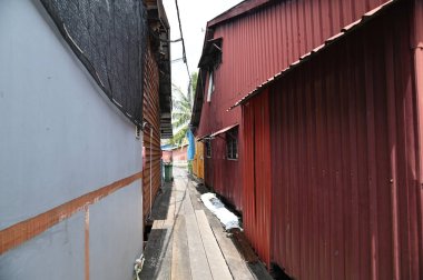 Georgetown, Penang Malezya - 13 Mayıs 2022: Georgetown Penang Klanı Jetties, Malezya. Penang Çin topluluğunun farklı klanları tarafından deniz kıyısında tahta kalelere inşa edilmiş ahşap köyler..