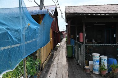 Georgetown, Penang Malezya - 13 Mayıs 2022: Georgetown Penang Klanı Jetties, Malezya. Penang Çin topluluğunun farklı klanları tarafından deniz kıyısında tahta kalelere inşa edilmiş ahşap köyler..