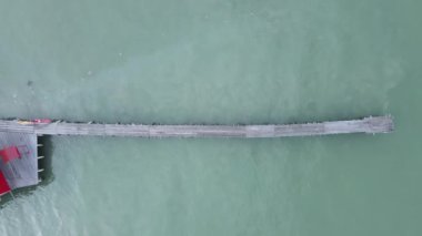 Georgetown, Penang Malezya - 13 Mayıs 2022: Georgetown Penang Klanı Jetties, Malezya. Penang Çin topluluğunun farklı klanları tarafından deniz kıyısında tahta kalelere inşa edilmiş ahşap köyler..