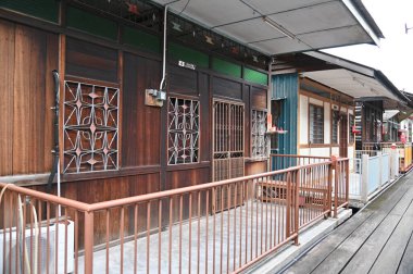 Georgetown, Penang Malezya - 13 Mayıs 2022: Georgetown Penang Klanı Jetties, Malezya. Penang Çin topluluğunun farklı klanları tarafından deniz kıyısında tahta kalelere inşa edilmiş ahşap köyler..