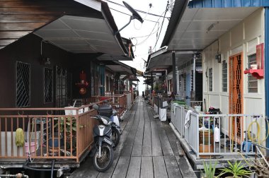 Georgetown, Penang Malezya - 13 Mayıs 2022: Georgetown Penang Klanı Jetties, Malezya. Penang Çin topluluğunun farklı klanları tarafından deniz kıyısında tahta kalelere inşa edilmiş ahşap köyler..