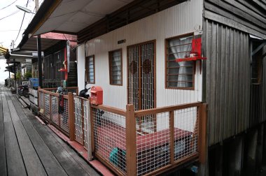 Georgetown, Penang Malezya - 13 Mayıs 2022: Georgetown Penang Klanı Jetties, Malezya. Penang Çin topluluğunun farklı klanları tarafından deniz kıyısında tahta kalelere inşa edilmiş ahşap köyler..