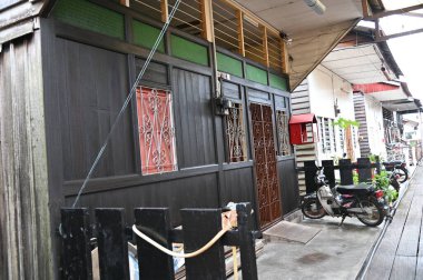 Georgetown, Penang Malezya - 13 Mayıs 2022: Georgetown Penang Klanı Jetties, Malezya. Penang Çin topluluğunun farklı klanları tarafından deniz kıyısında tahta kalelere inşa edilmiş ahşap köyler..