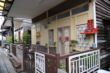 Georgetown, Penang Malezya - 13 Mayıs 2022: Georgetown Penang Klanı Jetties, Malezya. Penang Çin topluluğunun farklı klanları tarafından deniz kıyısında tahta kalelere inşa edilmiş ahşap köyler..