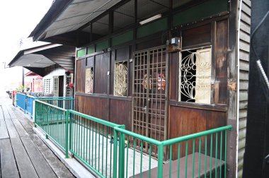 Georgetown, Penang Malezya - 13 Mayıs 2022: Georgetown Penang Klanı Jetties, Malezya. Penang Çin topluluğunun farklı klanları tarafından deniz kıyısında tahta kalelere inşa edilmiş ahşap köyler..