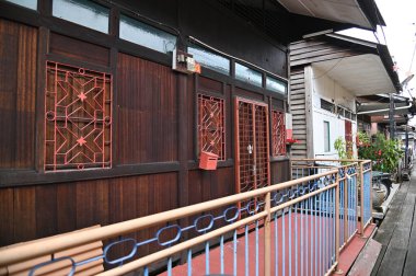 Georgetown, Penang Malezya - 13 Mayıs 2022: Georgetown Penang Klanı Jetties, Malezya. Penang Çin topluluğunun farklı klanları tarafından deniz kıyısında tahta kalelere inşa edilmiş ahşap köyler..