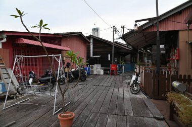 Georgetown, Penang Malezya - 13 Mayıs 2022: Georgetown Penang Klanı Jetties, Malezya. Penang Çin topluluğunun farklı klanları tarafından deniz kıyısında tahta kalelere inşa edilmiş ahşap köyler..