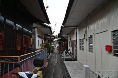 Georgetown, Penang Malezya - 13 Mayıs 2022: Georgetown Penang Klanı Jetties, Malezya. Penang Çin topluluğunun farklı klanları tarafından deniz kıyısında tahta kalelere inşa edilmiş ahşap köyler..
