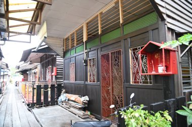 Georgetown, Penang Malezya - 13 Mayıs 2022: Georgetown Penang Klanı Jetties, Malezya. Penang Çin topluluğunun farklı klanları tarafından deniz kıyısında tahta kalelere inşa edilmiş ahşap köyler..