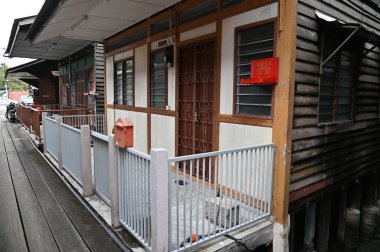 Georgetown, Penang Malezya - 13 Mayıs 2022: Georgetown Penang Klanı Jetties, Malezya. Penang Çin topluluğunun farklı klanları tarafından deniz kıyısında tahta kalelere inşa edilmiş ahşap köyler..
