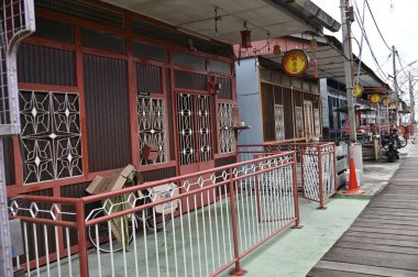 Georgetown, Penang Malezya - 13 Mayıs 2022: Georgetown Penang Klanı Jetties, Malezya. Penang Çin topluluğunun farklı klanları tarafından deniz kıyısında tahta kalelere inşa edilmiş ahşap köyler..