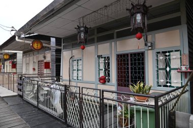 Georgetown, Penang Malezya - 13 Mayıs 2022: Georgetown Penang Klanı Jetties, Malezya. Penang Çin topluluğunun farklı klanları tarafından deniz kıyısında tahta kalelere inşa edilmiş ahşap köyler..