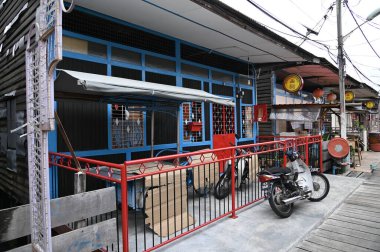 Georgetown, Penang Malezya - 13 Mayıs 2022: Georgetown Penang Klanı Jetties, Malezya. Penang Çin topluluğunun farklı klanları tarafından deniz kıyısında tahta kalelere inşa edilmiş ahşap köyler..