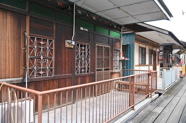 Georgetown, Penang Malezya - 13 Mayıs 2022: Georgetown Penang Klanı Jetties, Malezya. Penang Çin topluluğunun farklı klanları tarafından deniz kıyısında tahta kalelere inşa edilmiş ahşap köyler..