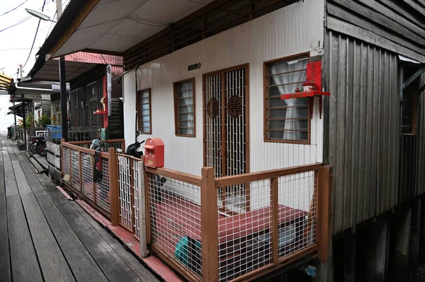 Georgetown, Penang Malezya - 13 Mayıs 2022: Georgetown Penang Klanı Jetties, Malezya. Penang Çin topluluğunun farklı klanları tarafından deniz kıyısında tahta kalelere inşa edilmiş ahşap köyler..