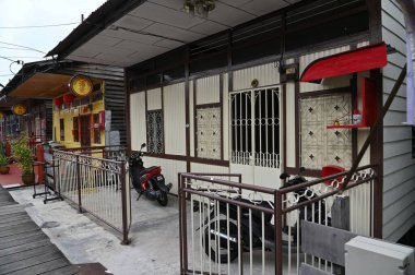 Georgetown, Penang Malezya - 13 Mayıs 2022: Georgetown Penang Klanı Jetties, Malezya. Penang Çin topluluğunun farklı klanları tarafından deniz kıyısında tahta kalelere inşa edilmiş ahşap köyler..