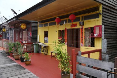 Georgetown, Penang Malezya - 13 Mayıs 2022: Georgetown Penang Klanı Jetties, Malezya. Penang Çin topluluğunun farklı klanları tarafından deniz kıyısında tahta kalelere inşa edilmiş ahşap köyler..