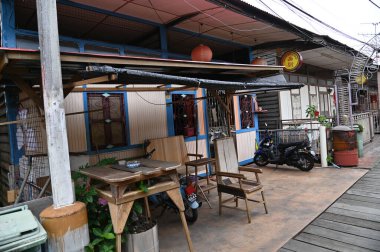 Georgetown, Penang Malezya - 13 Mayıs 2022: Georgetown Penang Klanı Jetties, Malezya. Penang Çin topluluğunun farklı klanları tarafından deniz kıyısında tahta kalelere inşa edilmiş ahşap köyler..