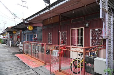 Georgetown, Penang Malezya - 13 Mayıs 2022: Georgetown Penang Klanı Jetties, Malezya. Penang Çin topluluğunun farklı klanları tarafından deniz kıyısında tahta kalelere inşa edilmiş ahşap köyler..