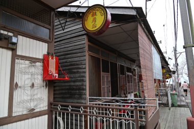 Georgetown, Penang Malezya - 13 Mayıs 2022: Georgetown Penang Klanı Jetties, Malezya. Penang Çin topluluğunun farklı klanları tarafından deniz kıyısında tahta kalelere inşa edilmiş ahşap köyler..