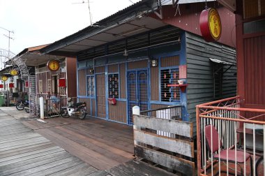 Georgetown, Penang Malezya - 13 Mayıs 2022: Georgetown Penang Klanı Jetties, Malezya. Penang Çin topluluğunun farklı klanları tarafından deniz kıyısında tahta kalelere inşa edilmiş ahşap köyler..