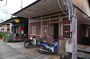 Georgetown, Penang Malezya - 13 Mayıs 2022: Georgetown Penang Klanı Jetties, Malezya. Penang Çin topluluğunun farklı klanları tarafından deniz kıyısında tahta kalelere inşa edilmiş ahşap köyler..