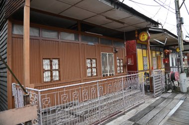 Georgetown, Penang Malezya - 13 Mayıs 2022: Georgetown Penang Klanı Jetties, Malezya. Penang Çin topluluğunun farklı klanları tarafından deniz kıyısında tahta kalelere inşa edilmiş ahşap köyler..