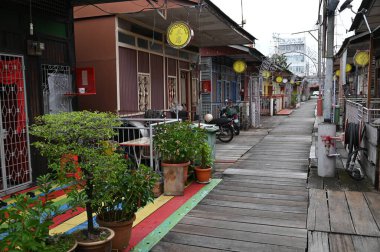 Georgetown, Penang Malezya - 13 Mayıs 2022: Georgetown Penang Klanı Jetties, Malezya. Penang Çin topluluğunun farklı klanları tarafından deniz kıyısında tahta kalelere inşa edilmiş ahşap köyler..