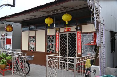 Georgetown, Penang Malezya - 13 Mayıs 2022: Georgetown Penang Klanı Jetties, Malezya. Penang Çin topluluğunun farklı klanları tarafından deniz kıyısında tahta kalelere inşa edilmiş ahşap köyler..