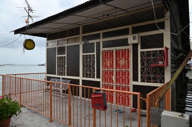 Georgetown, Penang Malezya - 13 Mayıs 2022: Georgetown Penang Klanı Jetties, Malezya. Penang Çin topluluğunun farklı klanları tarafından deniz kıyısında tahta kalelere inşa edilmiş ahşap köyler..