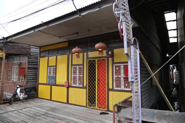 Georgetown, Penang Malezya - 13 Mayıs 2022: Georgetown Penang Klanı Jetties, Malezya. Penang Çin topluluğunun farklı klanları tarafından deniz kıyısında tahta kalelere inşa edilmiş ahşap köyler..