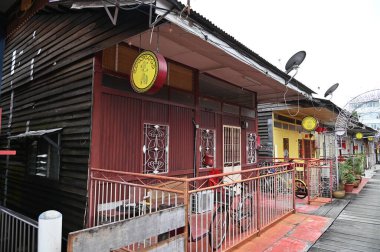 Georgetown, Penang Malezya - 13 Mayıs 2022: Georgetown Penang Klanı Jetties, Malezya. Penang Çin topluluğunun farklı klanları tarafından deniz kıyısında tahta kalelere inşa edilmiş ahşap köyler..