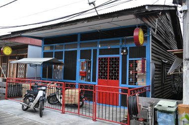 Georgetown, Penang Malezya - 13 Mayıs 2022: Georgetown Penang Klanı Jetties, Malezya. Penang Çin topluluğunun farklı klanları tarafından deniz kıyısında tahta kalelere inşa edilmiş ahşap köyler..