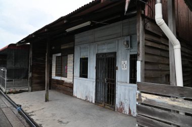 Georgetown, Penang Malezya - 13 Mayıs 2022: Georgetown Penang Klanı Jetties, Malezya. Penang Çin topluluğunun farklı klanları tarafından deniz kıyısında tahta kalelere inşa edilmiş ahşap köyler..