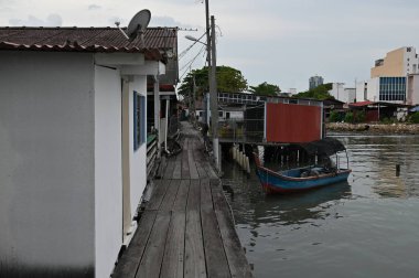 Georgetown, Penang Malezya - 13 Mayıs 2022: Georgetown Penang Klanı Jetties, Malezya. Penang Çin topluluğunun farklı klanları tarafından deniz kıyısında tahta kalelere inşa edilmiş ahşap köyler..