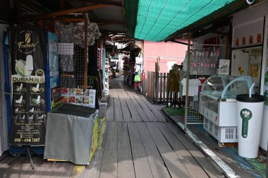 Georgetown, Penang Malezya - 13 Mayıs 2022: Georgetown Penang Klanı Jetties, Malezya. Penang Çin topluluğunun farklı klanları tarafından deniz kıyısında tahta kalelere inşa edilmiş ahşap köyler..