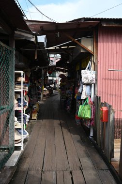 Georgetown, Penang Malezya - 13 Mayıs 2022: Georgetown Penang Klanı Jetties, Malezya. Penang Çin topluluğunun farklı klanları tarafından deniz kıyısında tahta kalelere inşa edilmiş ahşap köyler..