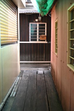 Georgetown, Penang Malezya - 13 Mayıs 2022: Georgetown Penang Klanı Jetties, Malezya. Penang Çin topluluğunun farklı klanları tarafından deniz kıyısında tahta kalelere inşa edilmiş ahşap köyler..