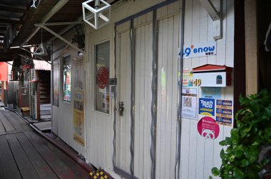 Georgetown, Penang Malezya - 13 Mayıs 2022: Georgetown Penang Klanı Jetties, Malezya. Penang Çin topluluğunun farklı klanları tarafından deniz kıyısında tahta kalelere inşa edilmiş ahşap köyler..