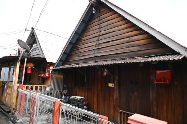 Georgetown, Penang Malezya - 13 Mayıs 2022: Georgetown Penang Klanı Jetties, Malezya. Penang Çin topluluğunun farklı klanları tarafından deniz kıyısında tahta kalelere inşa edilmiş ahşap köyler..