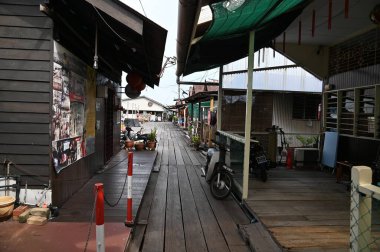 Georgetown, Penang Malezya - 13 Mayıs 2022: Georgetown Penang Klanı Jetties, Malezya. Penang Çin topluluğunun farklı klanları tarafından deniz kıyısında tahta kalelere inşa edilmiş ahşap köyler..