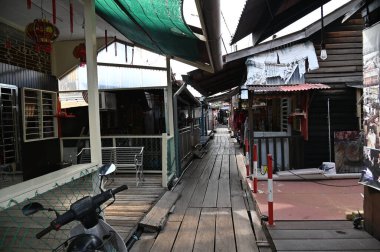 Georgetown, Penang Malezya - 13 Mayıs 2022: Georgetown Penang Klanı Jetties, Malezya. Penang Çin topluluğunun farklı klanları tarafından deniz kıyısında tahta kalelere inşa edilmiş ahşap köyler..